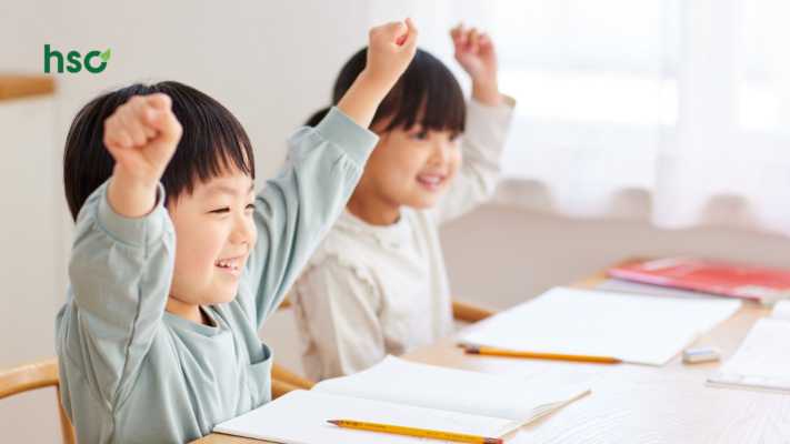 Sữa có vị nhạt, gần giống sữa mẹ, chính là “chiếc cầu nối” giúp bé tiếp nhận dễ dàng hơn