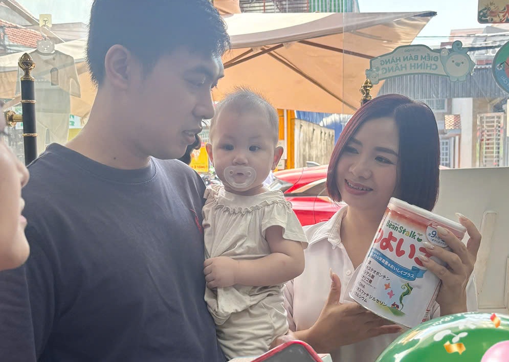 Ba mẹ cùng bé tìm hiểu sữa BeanStalk tại shop