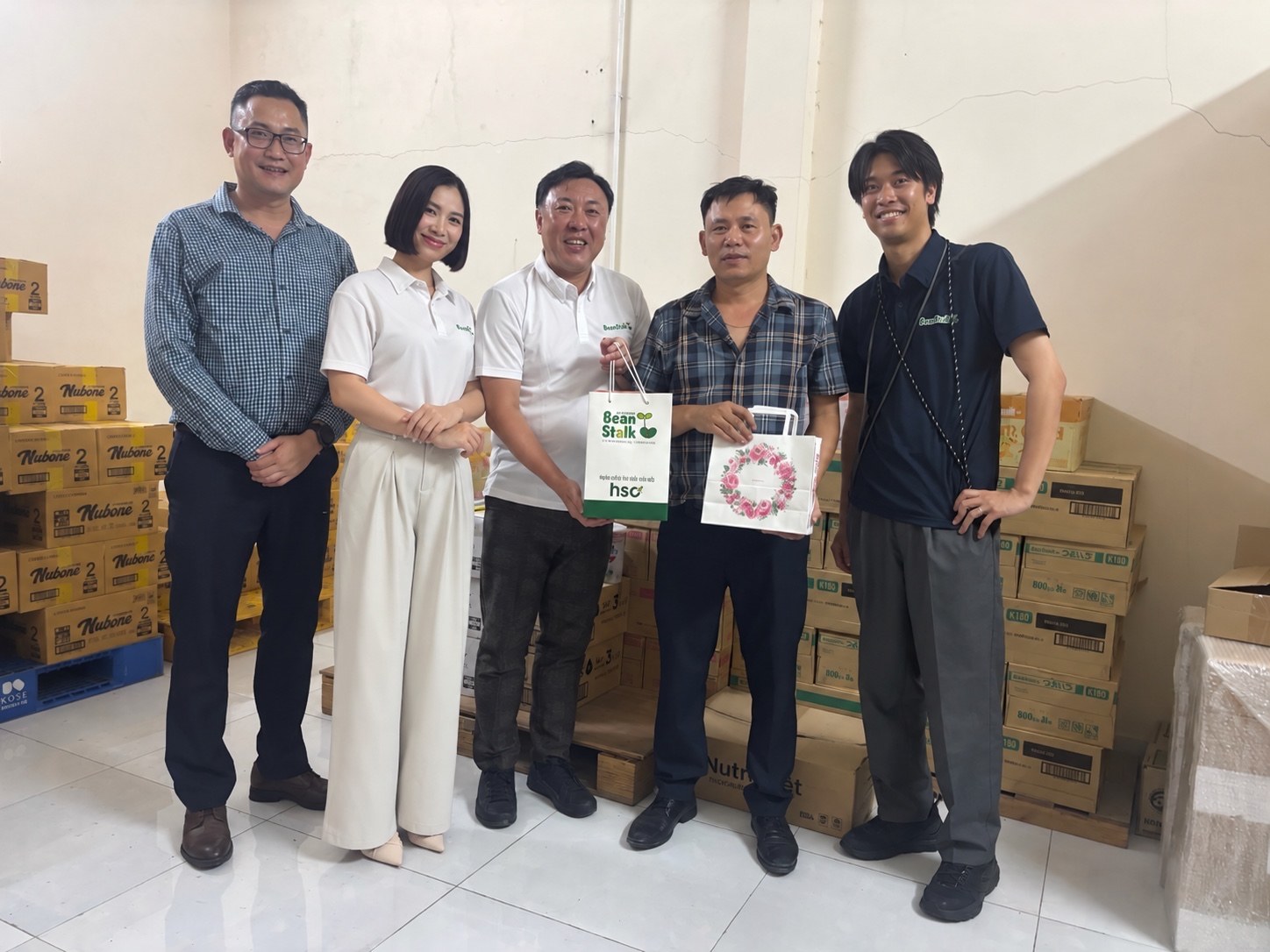 Đoàn trao quà BeanStalk – HSC tại kho nhà phân phối Vĩnh Phúc