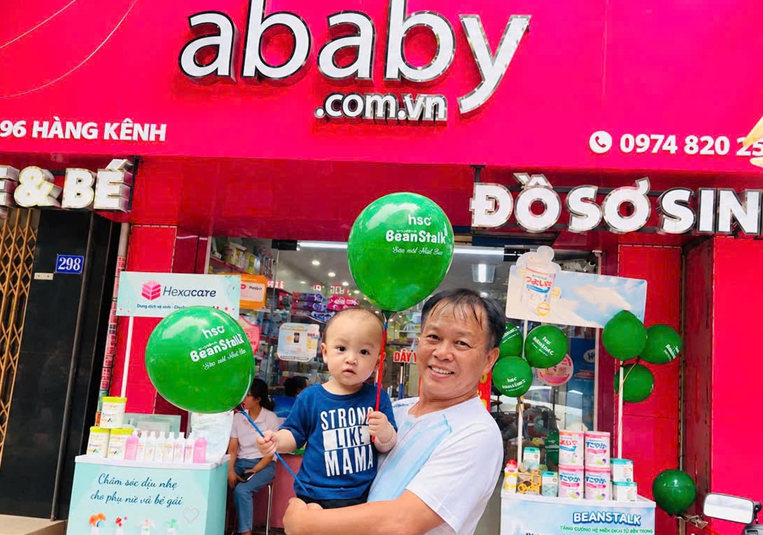 Bé nhận bóng bay BeanStalk tại booth trước cửa Shop Ababy