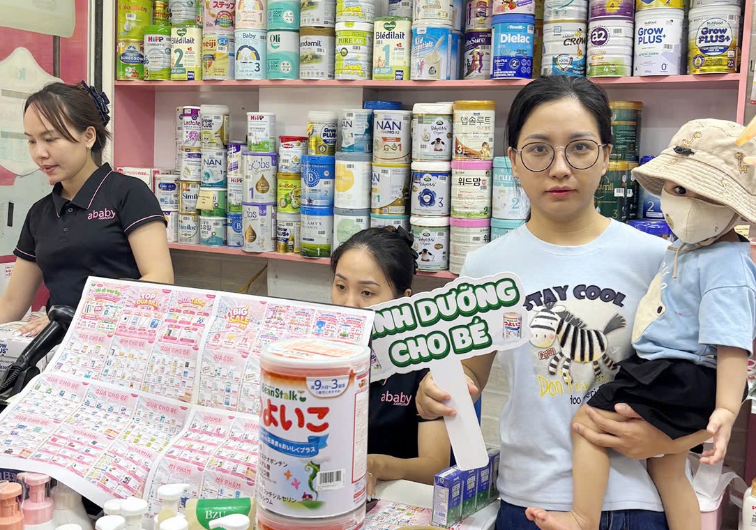 Ba mẹ và bé tại quầy Shop Ababy